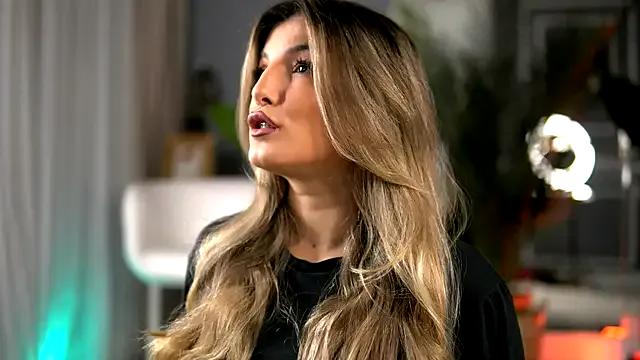 KellyMathews on StripChat 