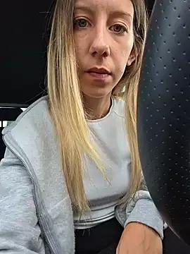 PetiteSecrets — Quitar leggins parking public 