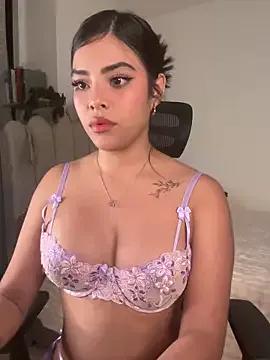 Sara-Evans — tits out