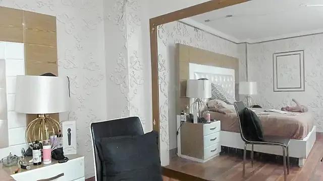 TaraaHot on StripChat 